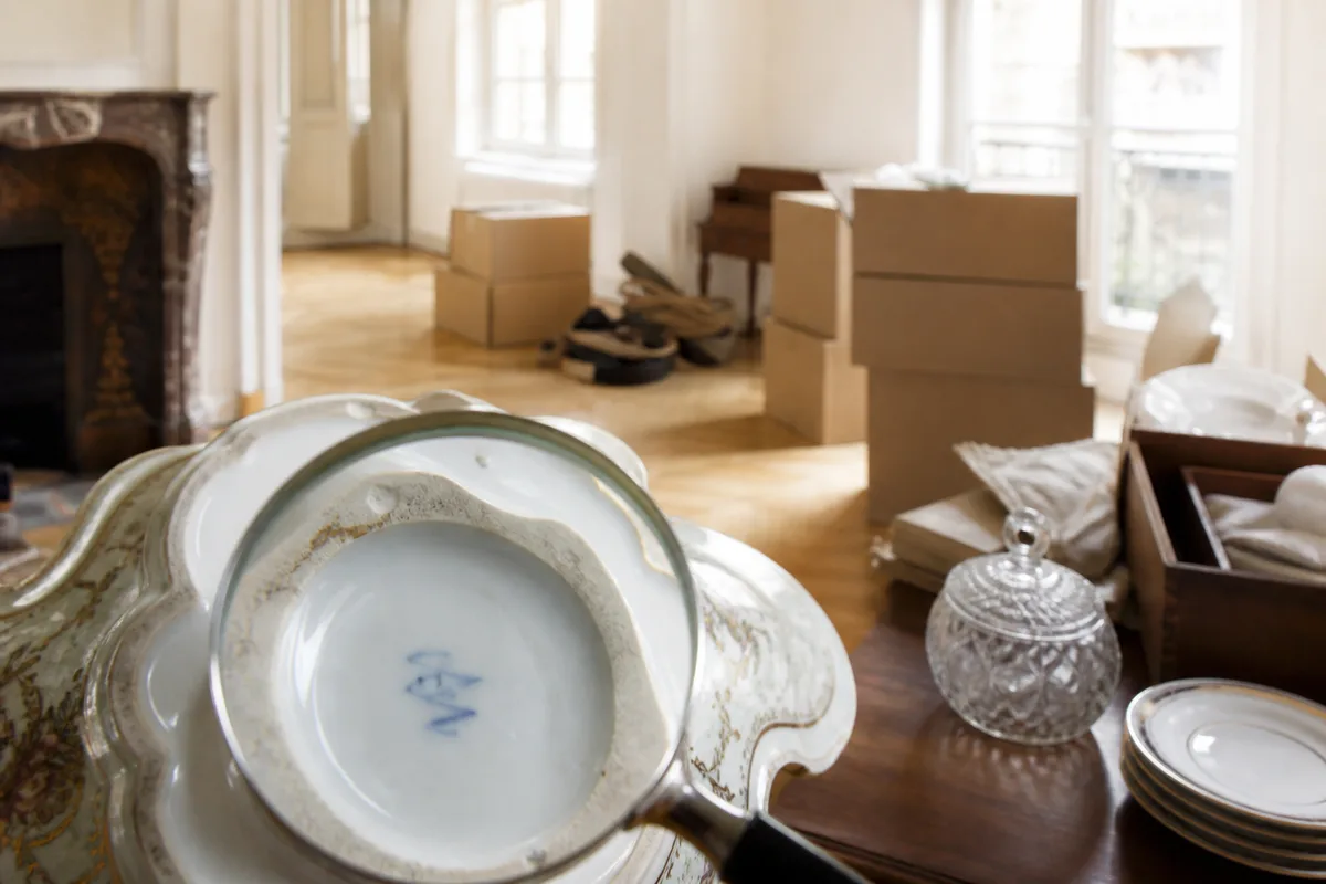 Loupe posée sur un revers de porcelaine portant une marque de manufacture
